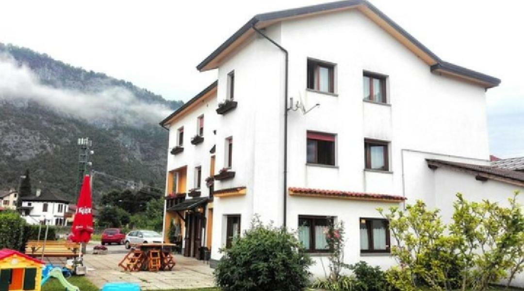 Albergo Alla Pineta Villa Santina Exteriör bild